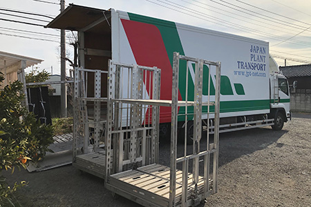 トラックにて配送